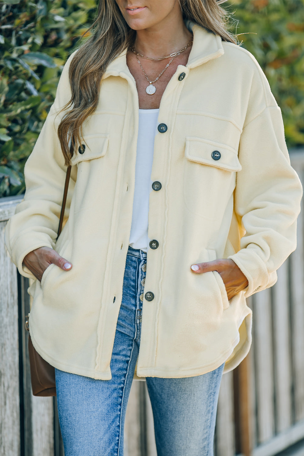 Beige Umschlagkragen-Hemdjacke – Damenmode Bild 3