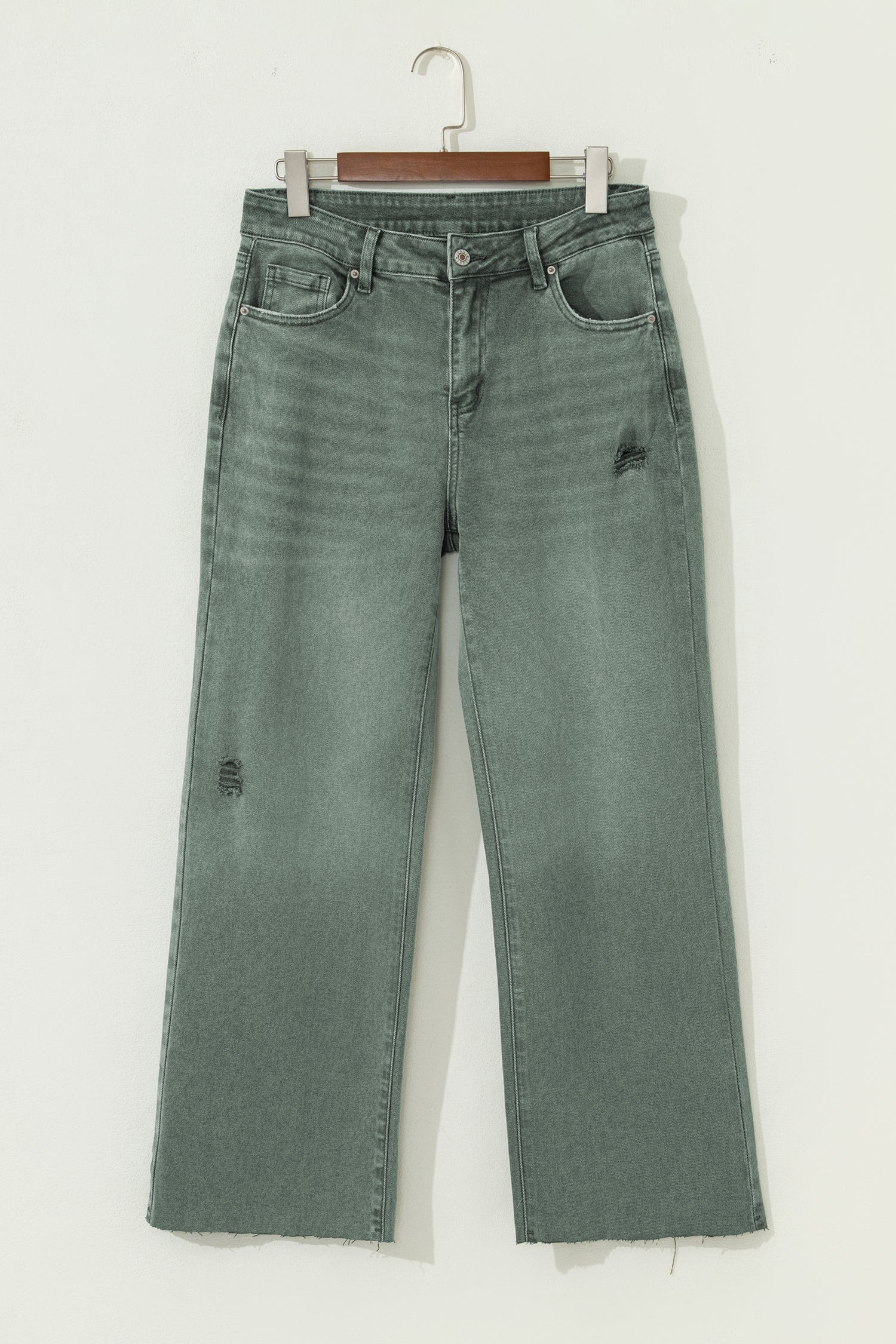 Vierblattklee, leicht verletzt, roher Rand, breite Jeans mit breiten Beinen