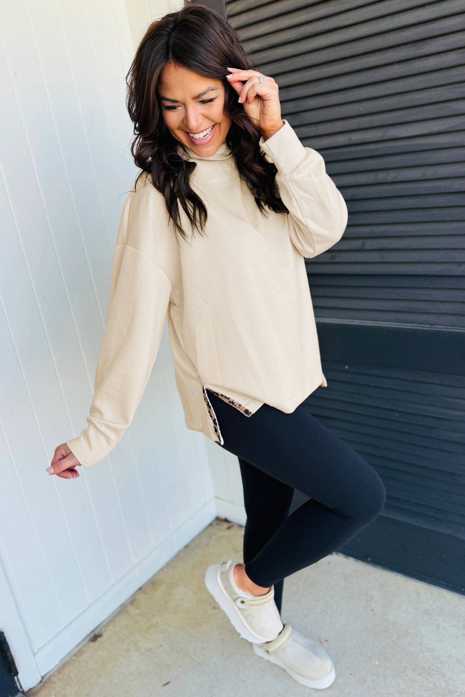 Beige Mock Neck Long Sleeve Leopard Detail Split Hem Top - Damesmode Afbeelding 3