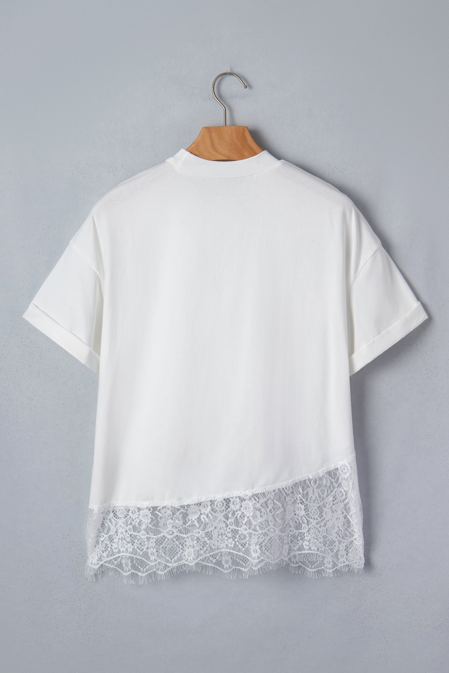 Weißes asymmetrisches Spitzensaum-Patchwork-T-Shirt