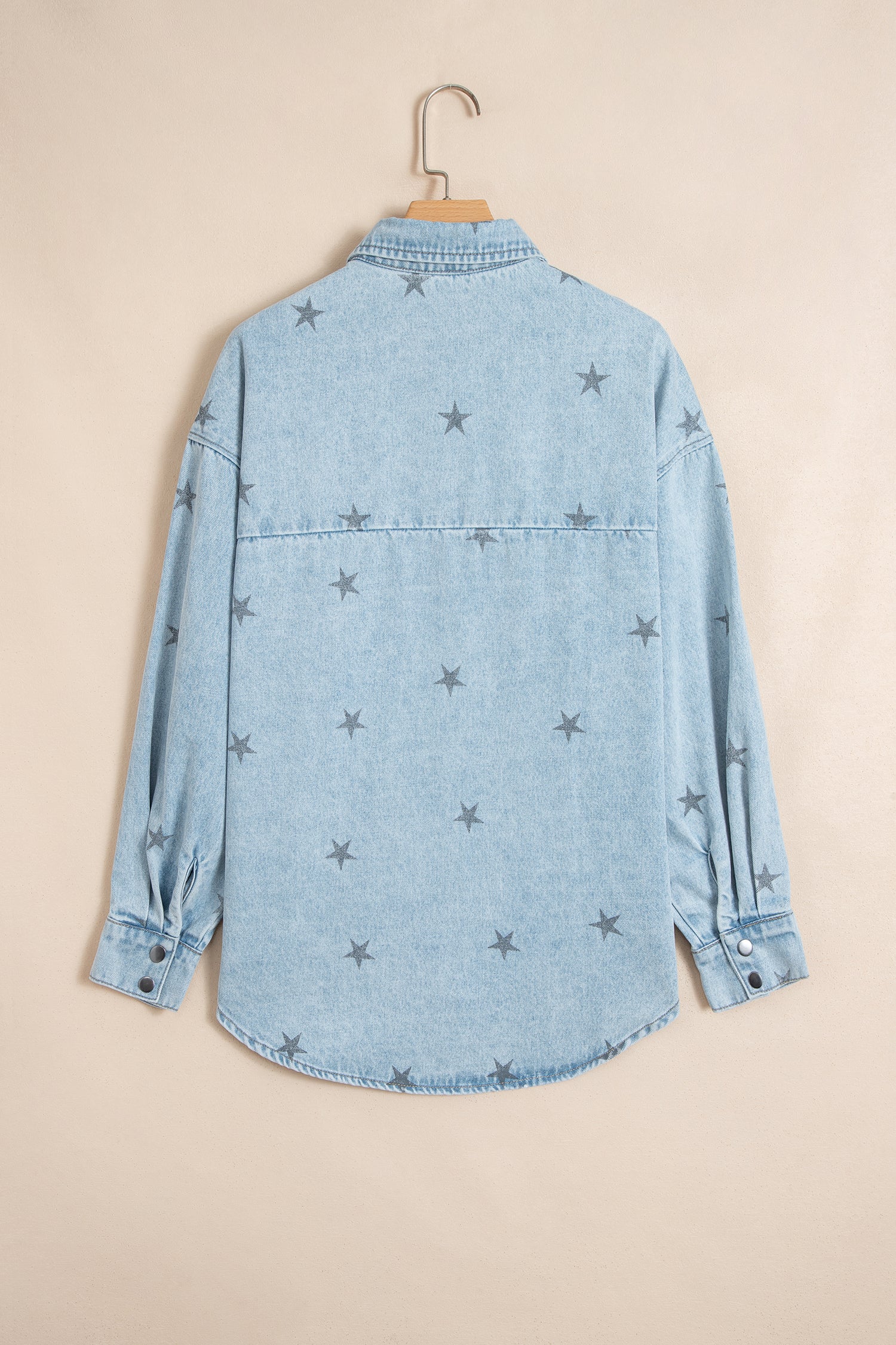 Camisa de manga comprida, colarinho com padrão de estrelas azul-céu e casaco de ganga