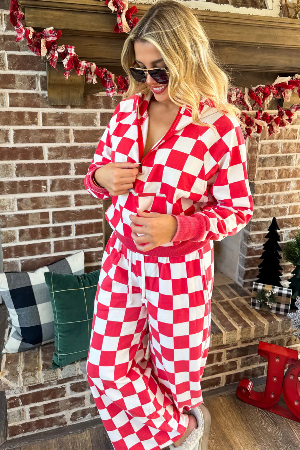 Bluza z czerwonym wzorem w kratę – pół-zip bluza – luźne spodnie