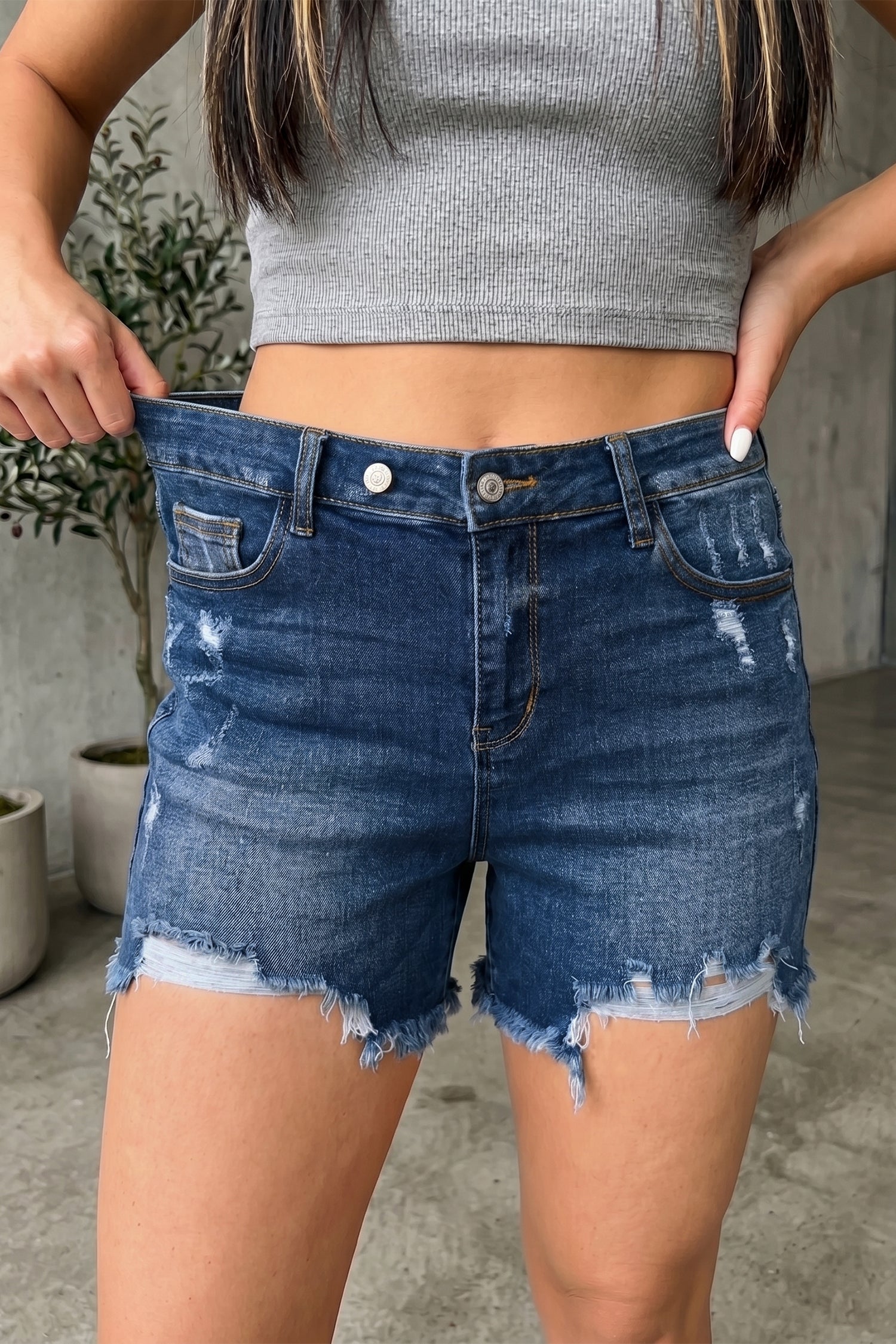 Beau Blue Asymmetric Raw Hem Distressed Whiskery Denim Shorts - Damesmode Afbeelding 4