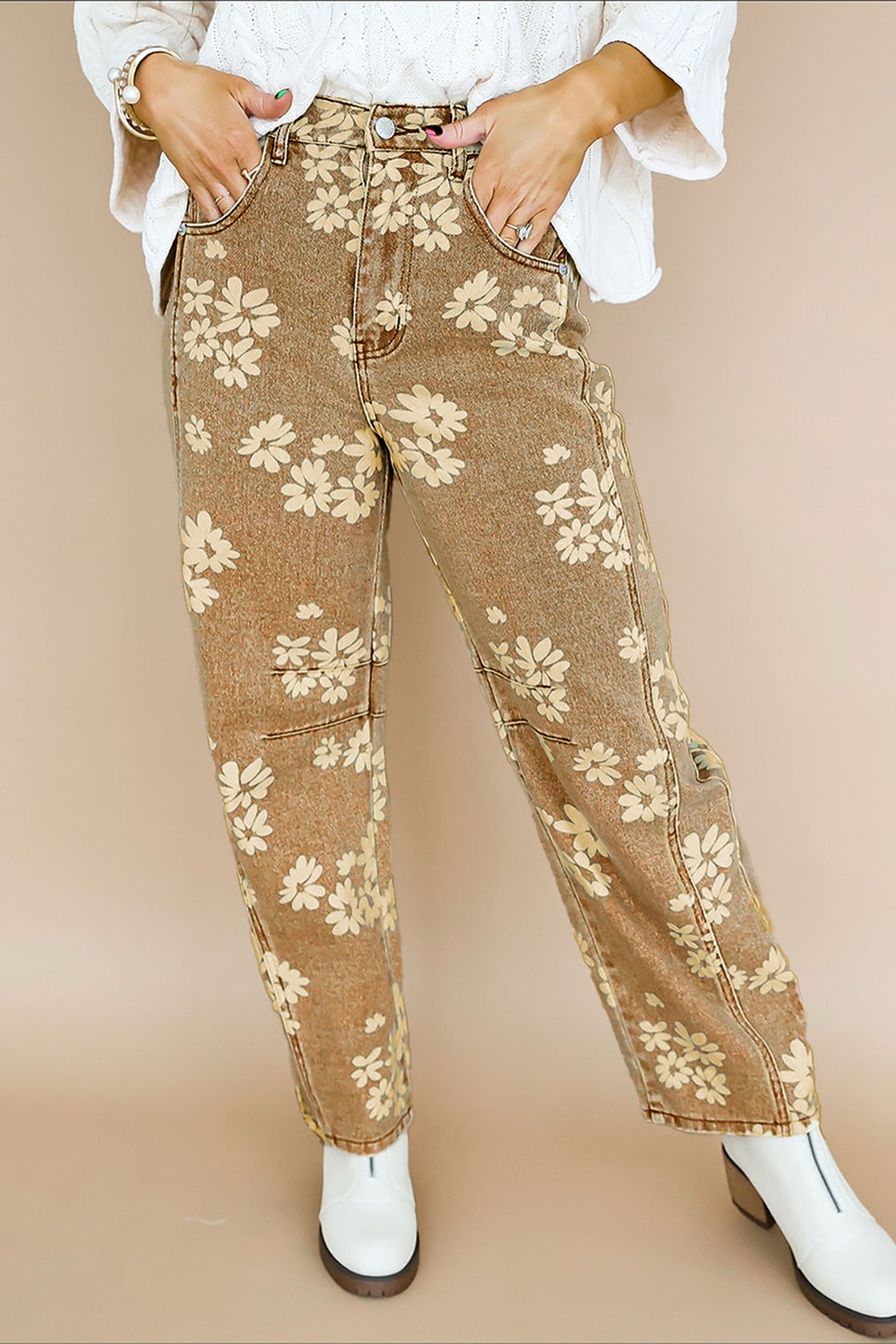 Jeans de perna direita plissados com botões metálicos com estampado floral caqui