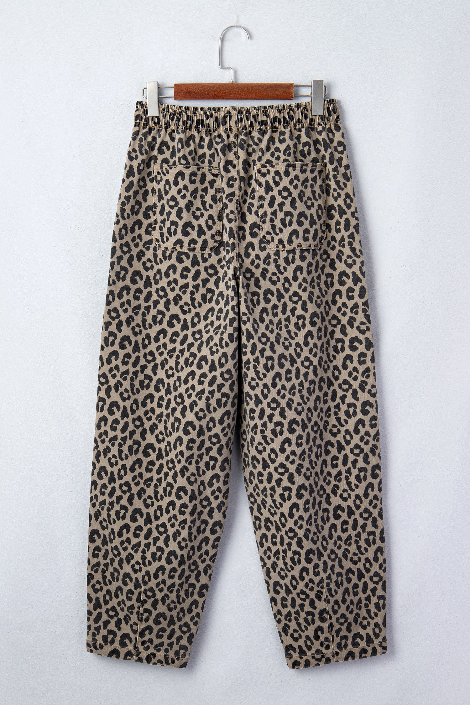 Pantaloni di jeans in denim larghi con stampa leopardata caki con camicia elastica in vita