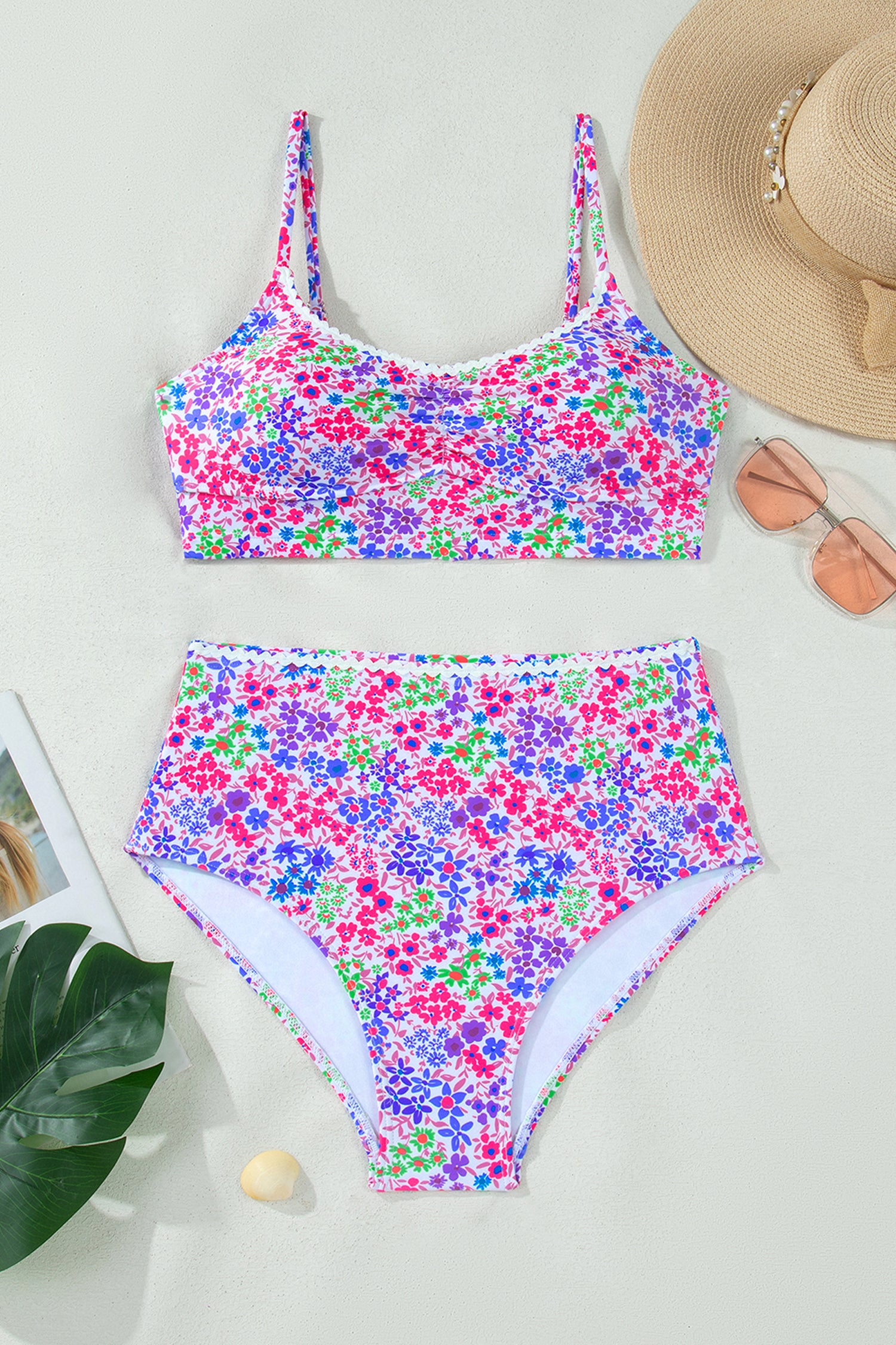 Lila, floraler Muster mit Spitzenabsatz und Spaghetti-Träger, geraffter Bikini-Bikini mit hoher Taille