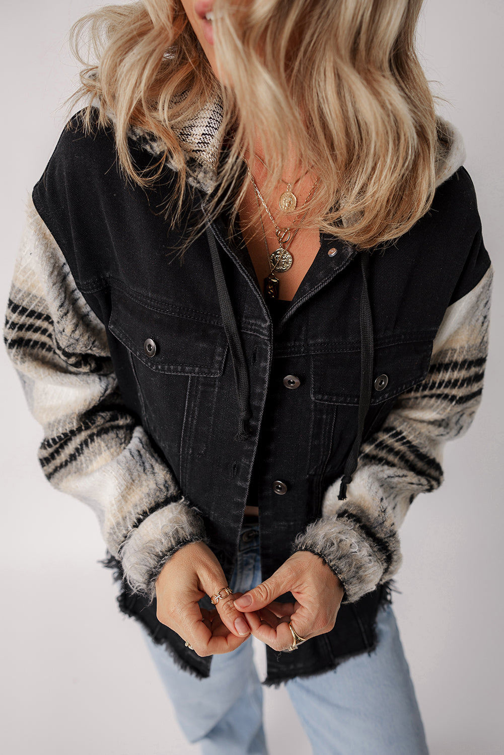 Veste en jean à manches à carreaux noirs à ourlet effiloché - Damesmode Afbeelding 3