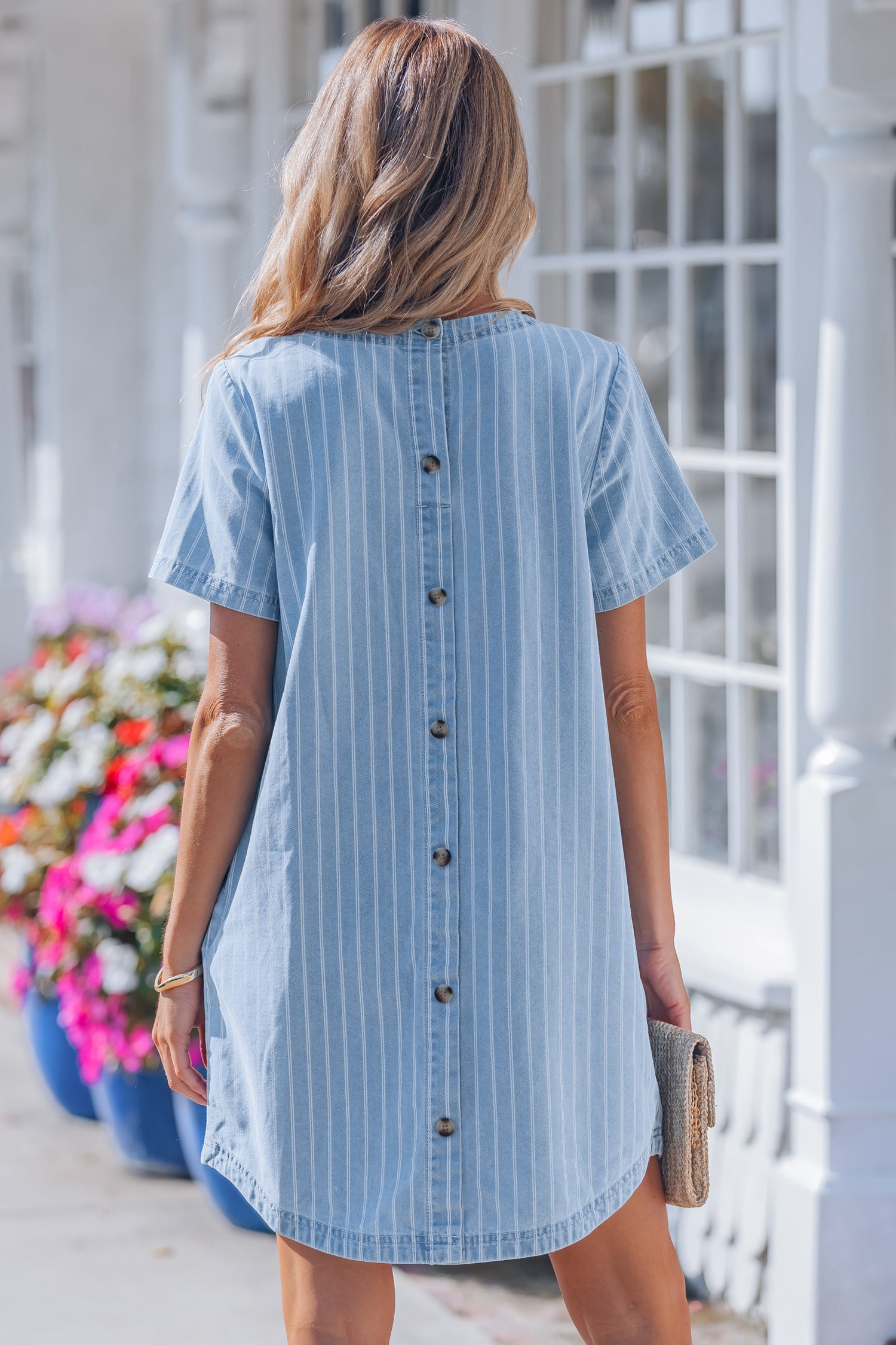 Dunkelblaues, gestreiftes T-Shirt-Denim-Minikleid mit gestreiftem Rücken