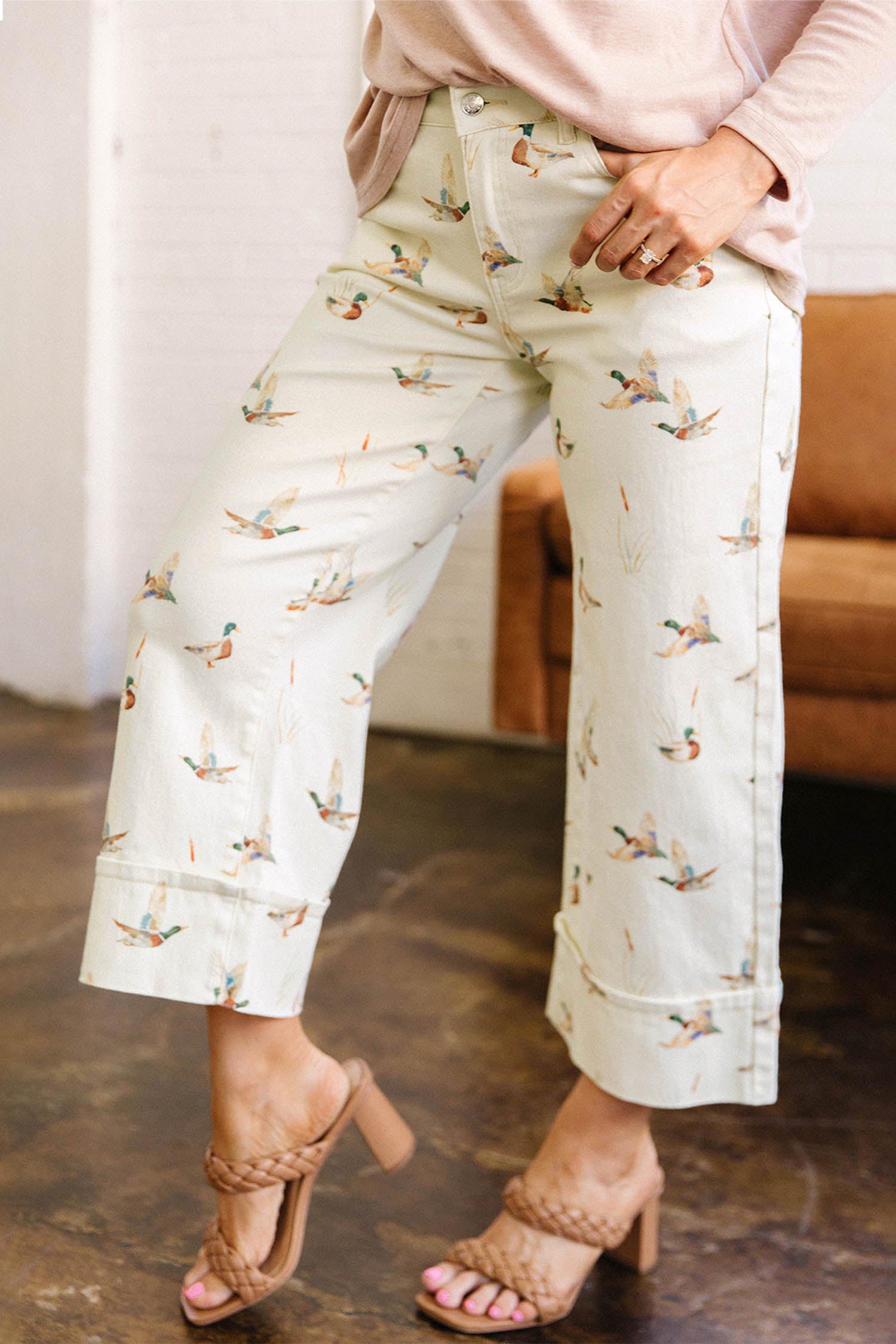 Beige Stylish Mallard Printed Cuffed Hem Shift Jeans - Damesmode Afbeelding 4