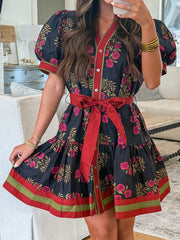 Black Retro Floral Print Button Down Belted Short Puff Sleeve Mini Dress - Damesmode Afbeelding 2 - Miniatuur