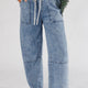 Vaqueros Ashleigh Blauw Acid Wash con costura expuesta se encontraron con los vaqueros Trekkoord Elastic Waist Barrel