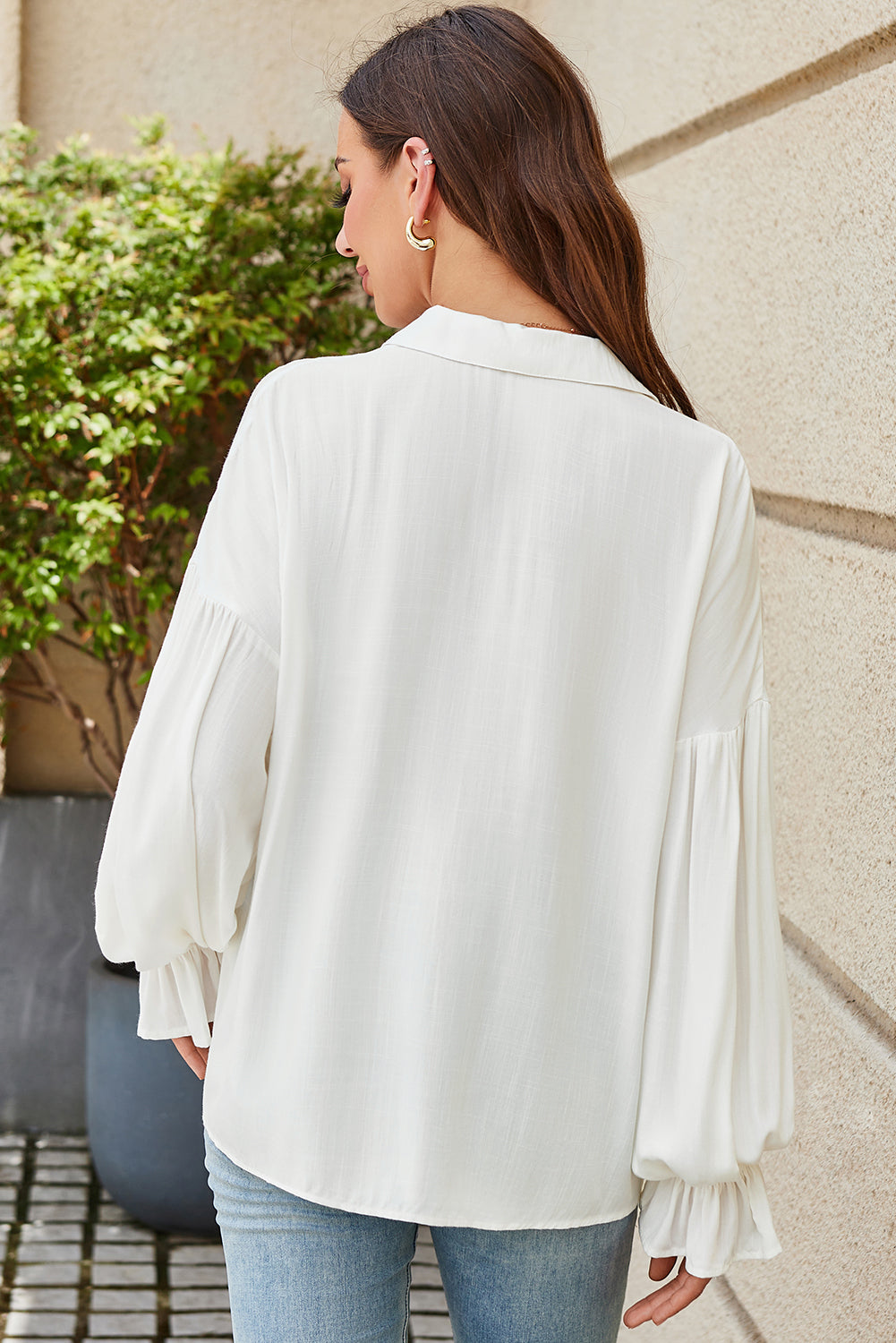 Chemise blanche à manches longues à volants élastiques à volants boutonnée