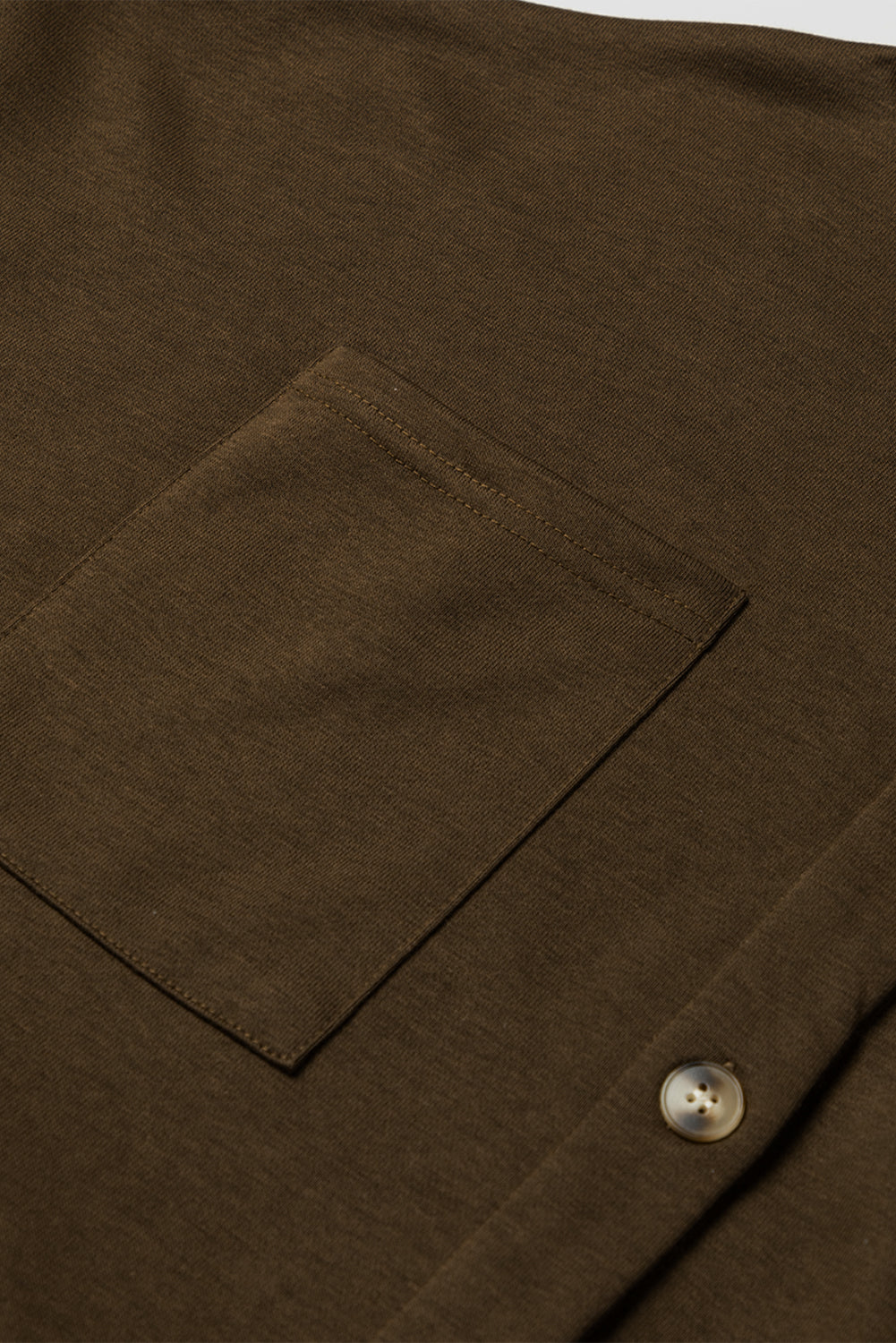 Chemise marron foncé boutonnée, manches contrastantes en maille, veste à capuche