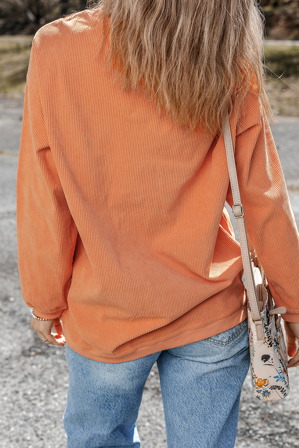 Orangefarbener Thanksgiving-Pullover mit Ribbenausschnitt