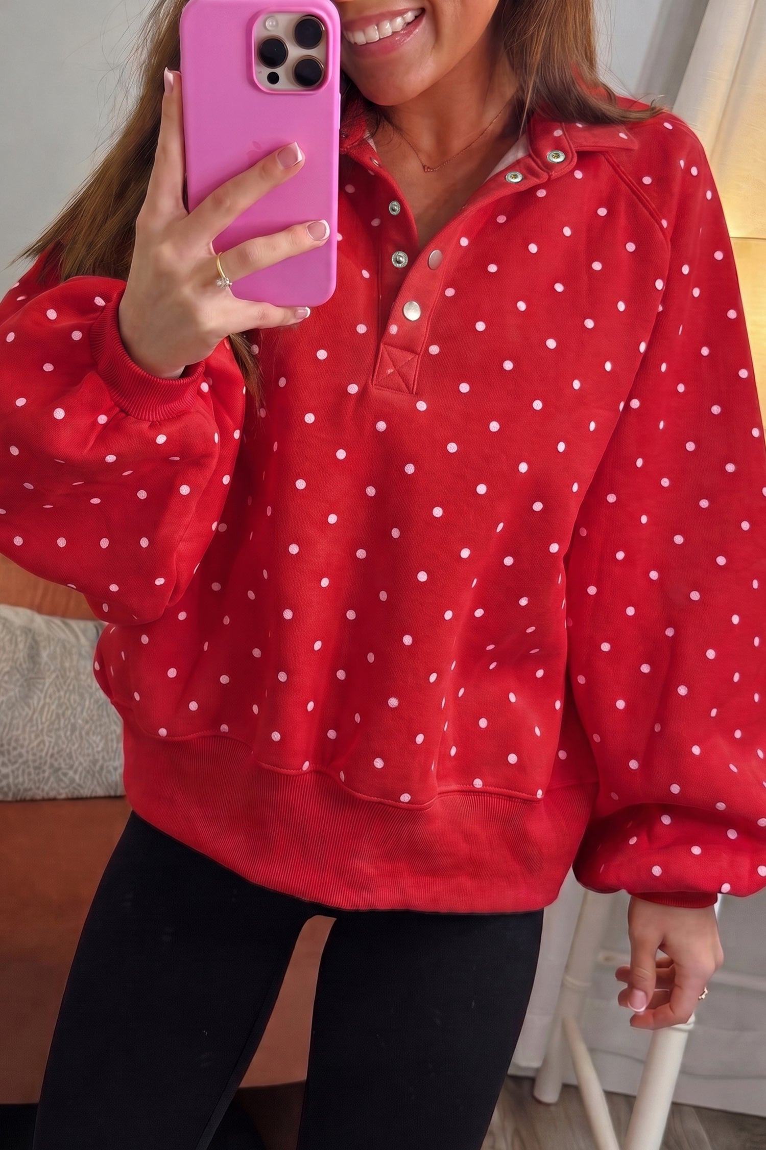 Brauner Polka-Punkte-Muster mit Metallknopfkragen – legerer Pullover