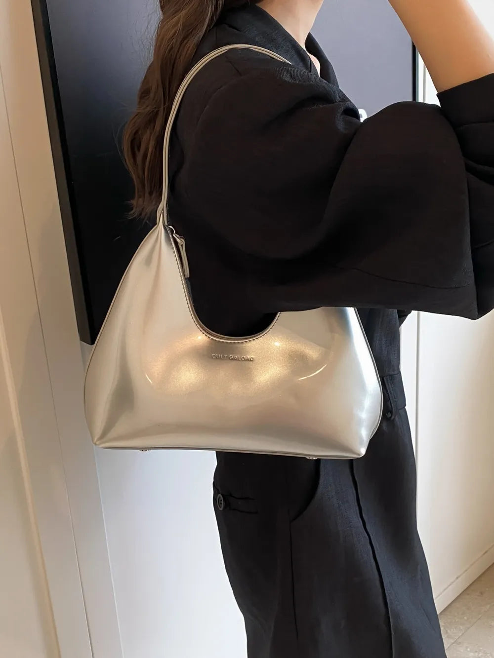 Moon Shape Shoulder Bag - Exklusive Damenmode & Kleidung Kollektion | Redblad Deutschland