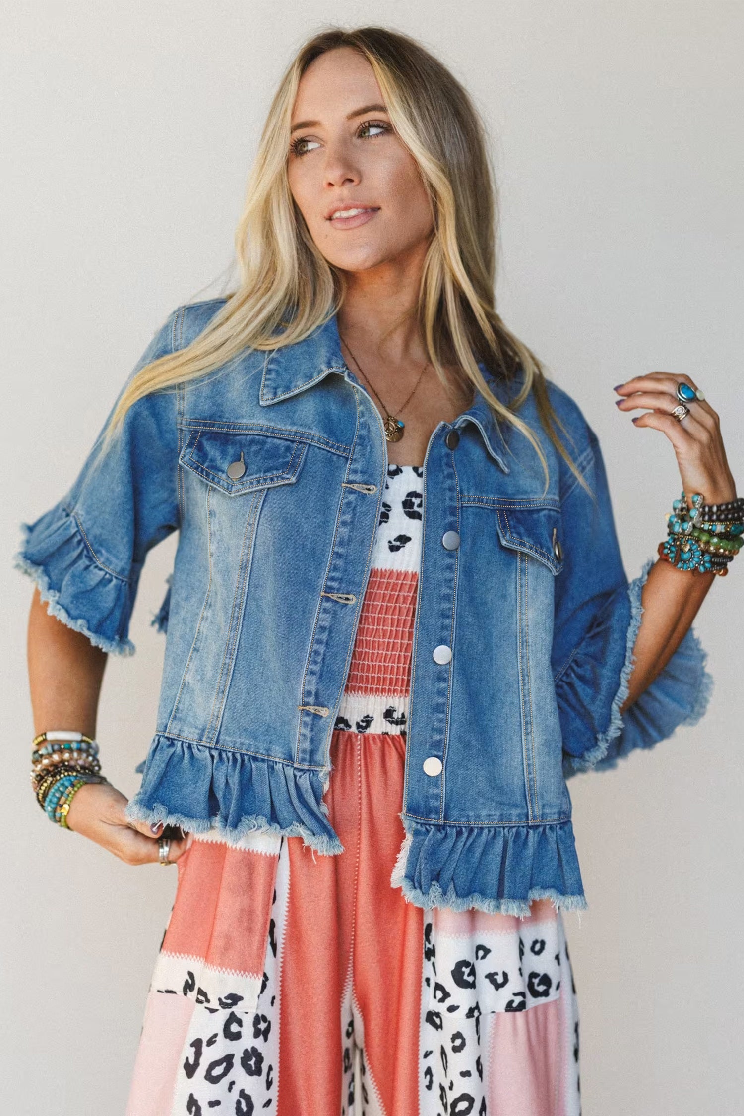 Ourlet à volants bleu avec bord brut à demi-manches en jean western - Image de mode féminine 3