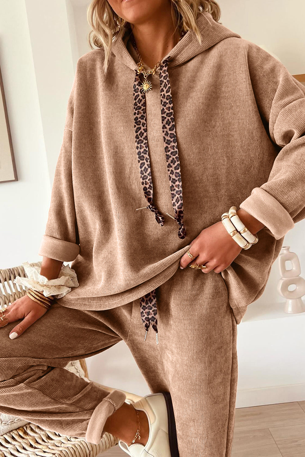 Pergamena con camicia leopardata felpa con cappuccio e pantaloni a vita alta Completo in velluto a coste