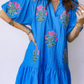 Blue Flower Embroidered Split Neck Short Puff Sleeve Ruffle Hem Dress - Damesmode Afbeelding 4 - Foto 4