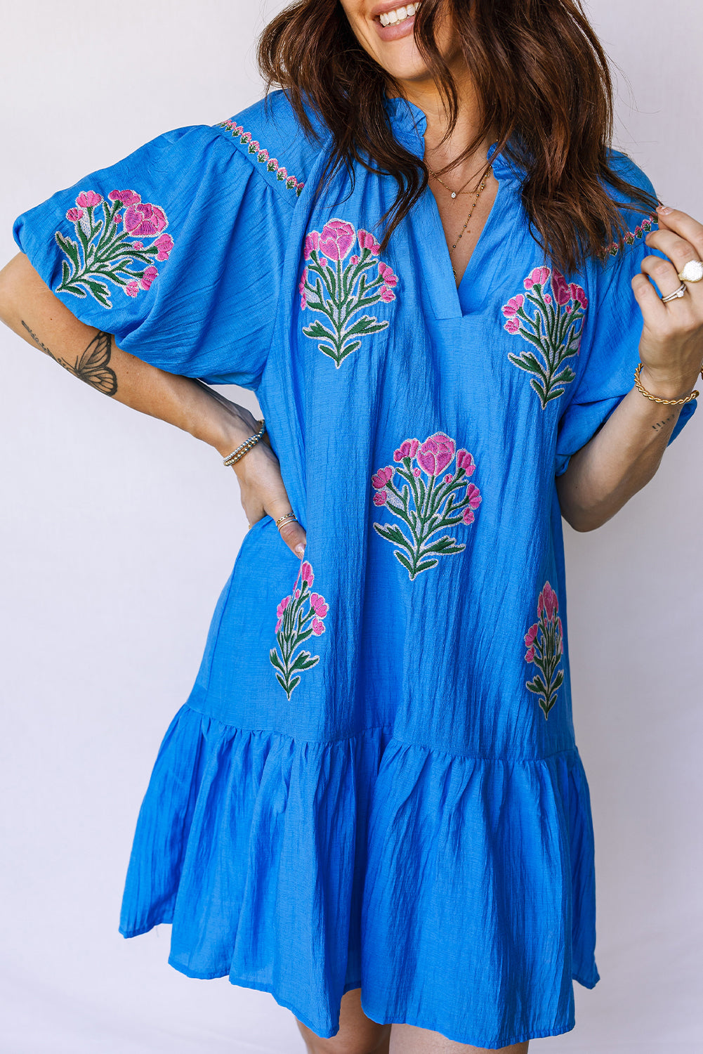 Blue Flower Embroidered Split Neck Short Puff Sleeve Ruffle Hem Dress - Damesmode Afbeelding 4