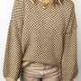 Maglione a maniche lunghe con stampa geometrica cachi, spalle a scollo rotondo e scollo a scena