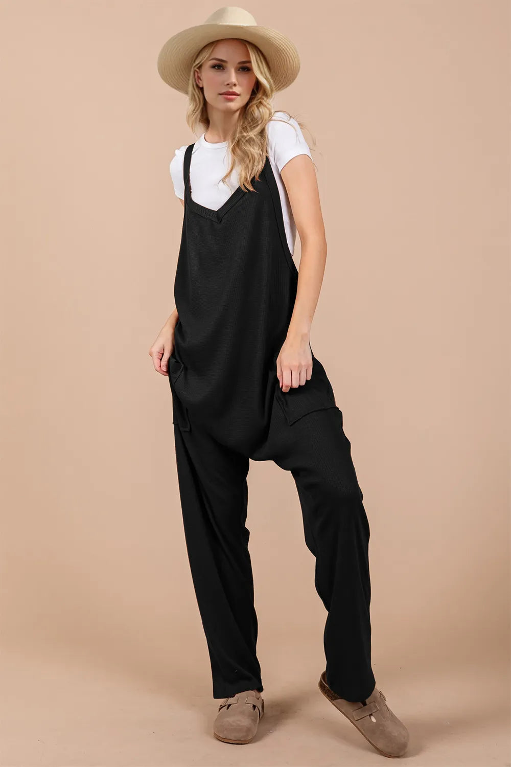 Oh Full Size V-Neck Wide Strap Overalls with Pockets - Luxe Damesmode & Kleding Collectie | Redblad Nederland