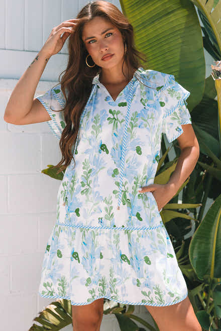 Vestido mini de manga corta en capas con bordes florales contrastados azul celeste