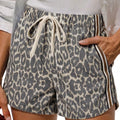 Pantalones cortos vaqueros vaqueros con patrón de leopardo multicolor con detalles de cordón - Foto 3