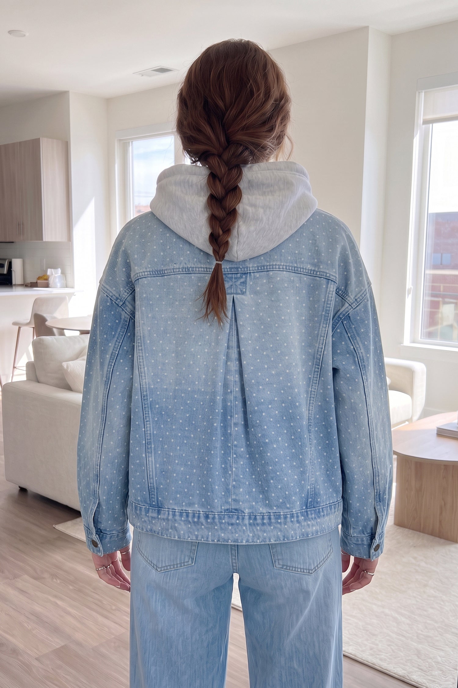 Veste en jean à manches longues à manches à poches bleu ciel, silhouette décontractée