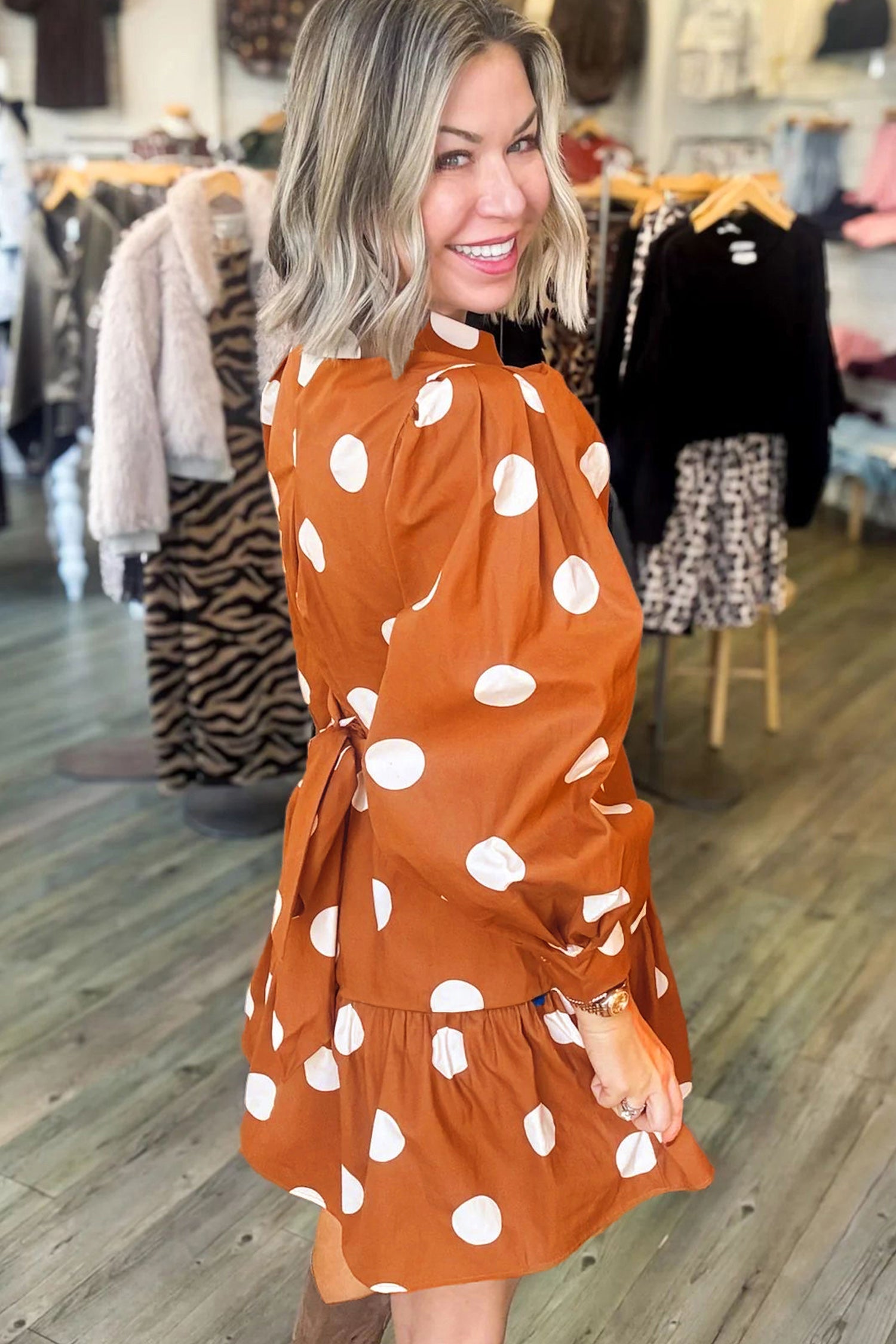 Braunes Polka-Dot-Langarm-Krawatten-Taille-Leger-Minikleid
