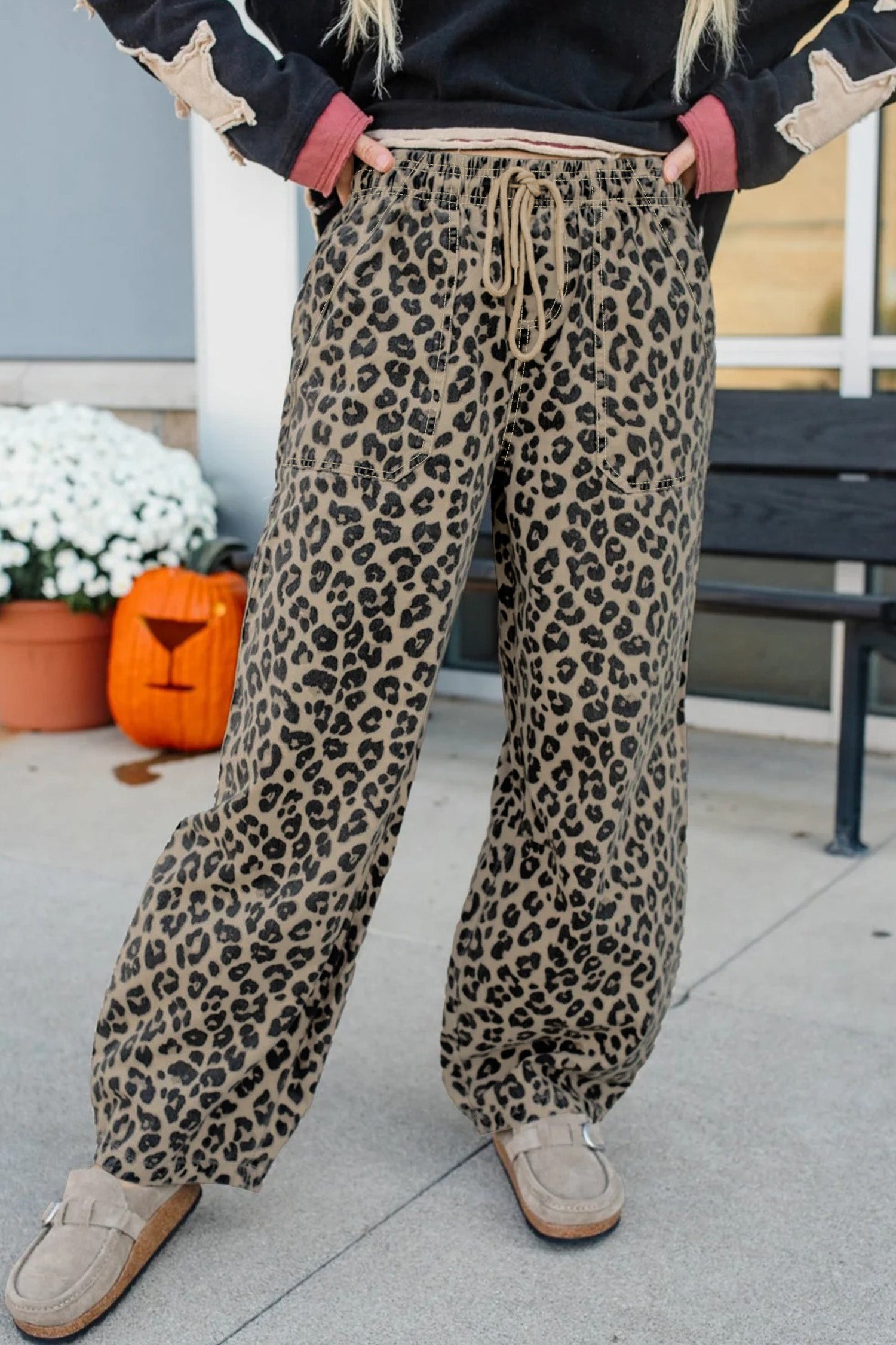 Pantaloni di jeans in denim larghi con stampa leopardata caki con camicia elastica in vita