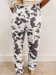 Brown Cow Spots Printed Multi Pocketed Jeans - Damesmode Afbeelding 2 - Miniatuur