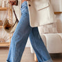Dettaglio con rivettatura laterale blu crepuscolo lungo la caviglia per jeans casual