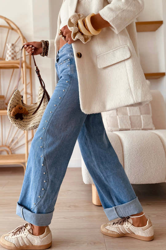Dettaglio con rivettatura laterale blu crepuscolo lungo la caviglia per jeans casual