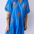 Blue Flower Embroidered Split Neck Short Puff Sleeve Ruffle Hem Dress - Damesmode Afbeelding 6 - Foto 6