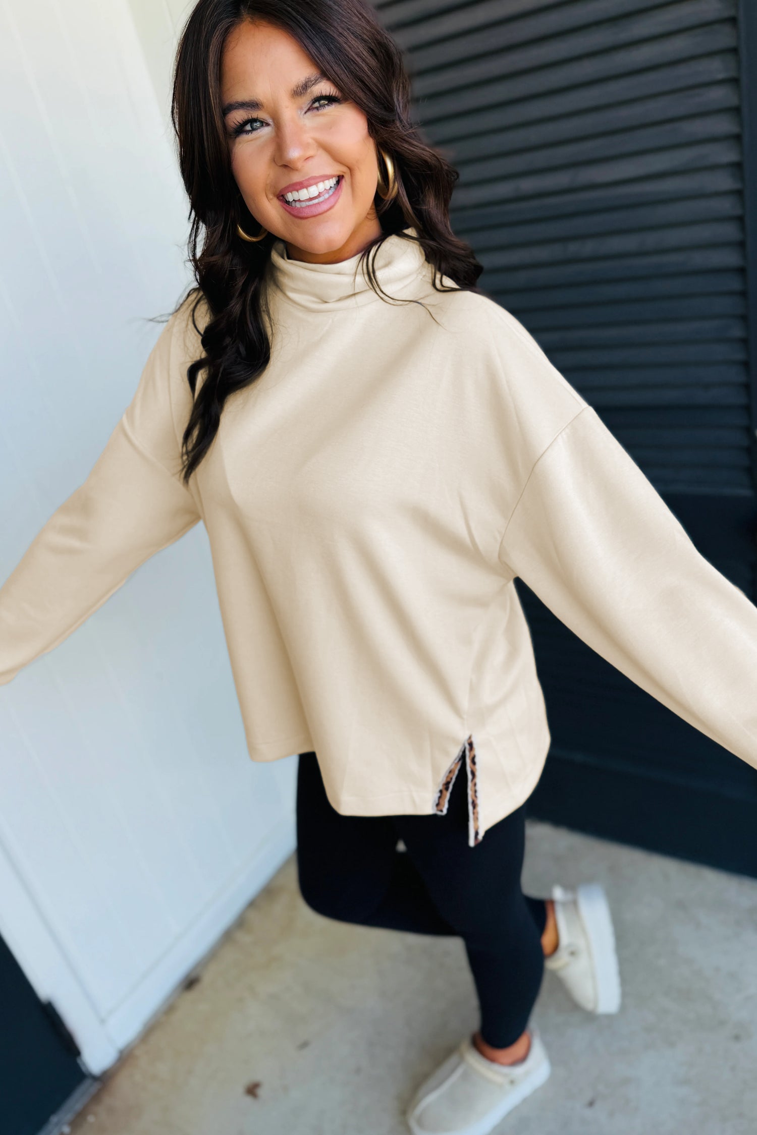Beige Mock Neck Long Sleeve Leopard Detail Split Hem Top - Damesmode Afbeelding 2