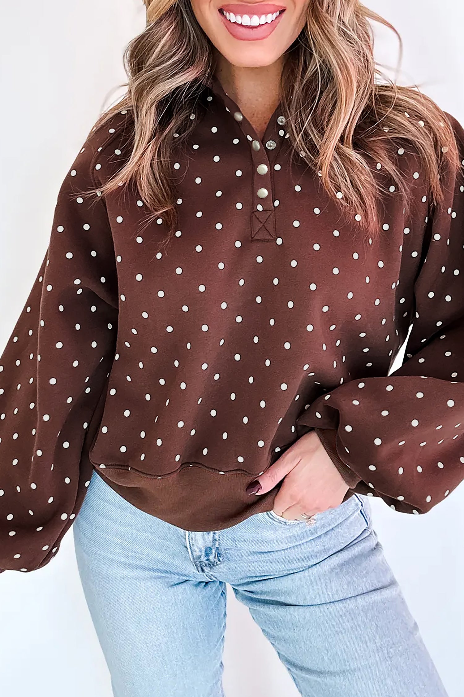 Brauner Polka-Punkte-Muster mit Metallknopfkragen – legerer Pullover