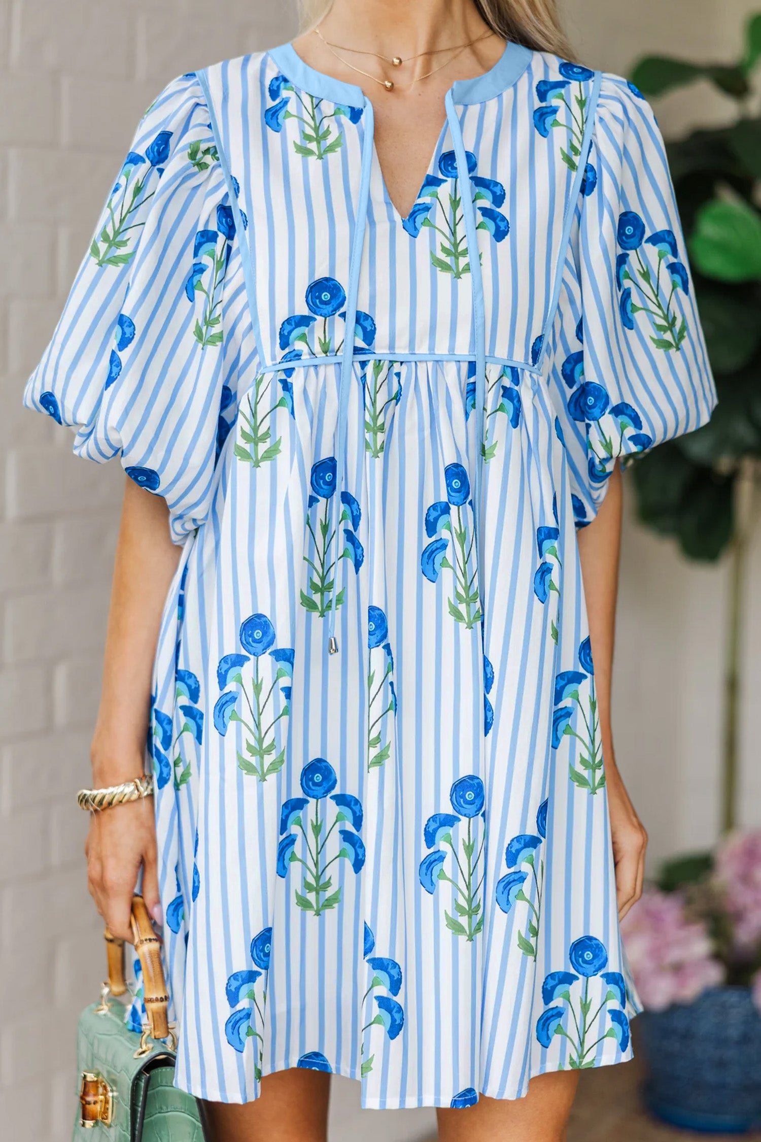 Mini robe à manches évasées à manches évasées à motifs de fleurs roses, cravate à rayures florales et encoche
