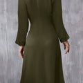 Dschungelgrün, einfarbiges langärmeliges Midi-Kleid mit Faltendetails - Foto 2