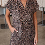 Braunes Leopardenmuster Mini-Shift-Silhouette-Kleid mit kurzärmligem Leopardenmuster