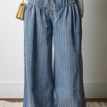 Himmelblaue Streifen mit Knopfen und Falten und Kordelzug in der Taille, legere Jeans mit weiten Beinen - Foto 5