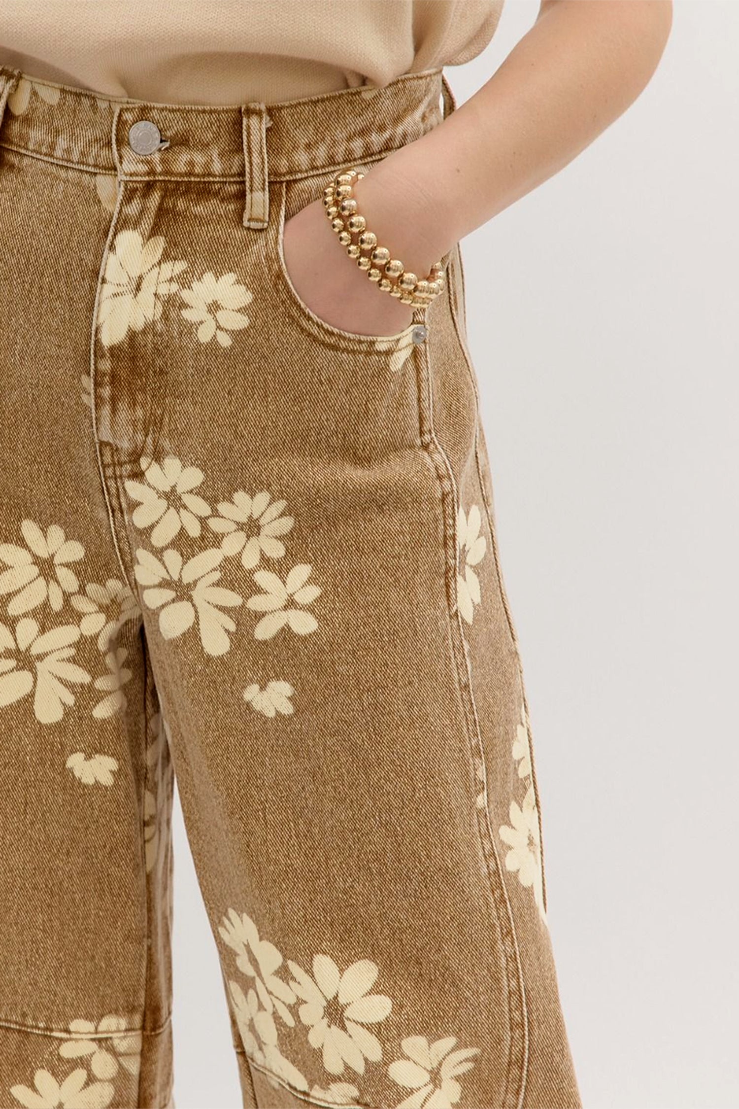 Jeans de perna direita plissados com botões metálicos com estampado floral caqui