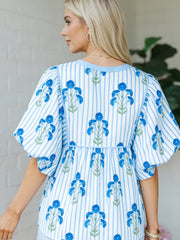 Himmelblå bluse med blomsterprint med slipshals og puffærmer - Miniatuur