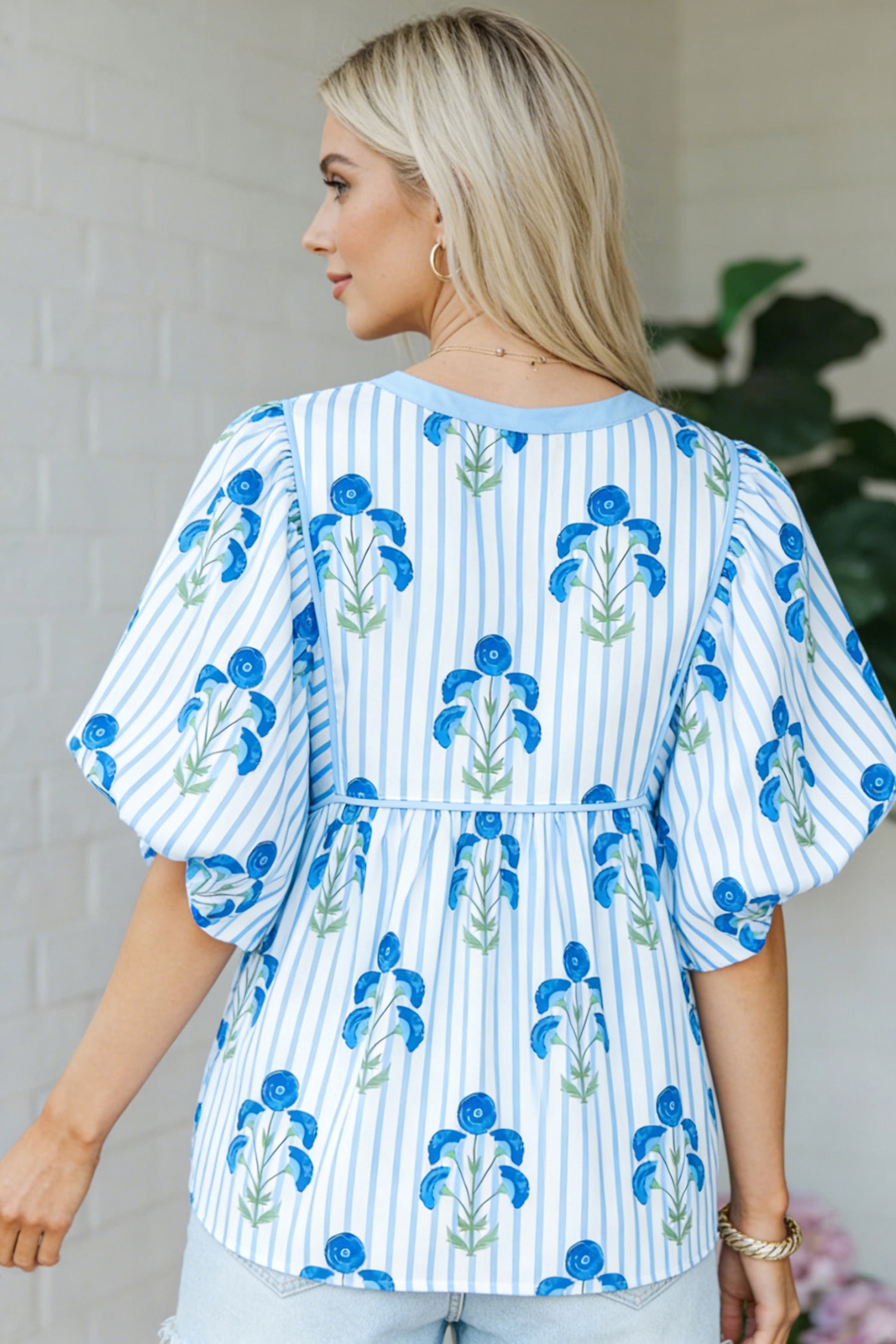 Chemisier à manches bouffantes à motif floral bleu ciel
