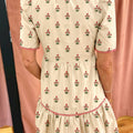 Apricot Striped Floral Print Contrast Detail Ruffle Hem Short Dress - Damesmode Afbeelding 2 - Foto 2