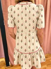Robe courte courte à motifs floraux rayés abricot avec un ourlet à volants contrasté - Damesmode Afbeelding 2 - Miniatuur