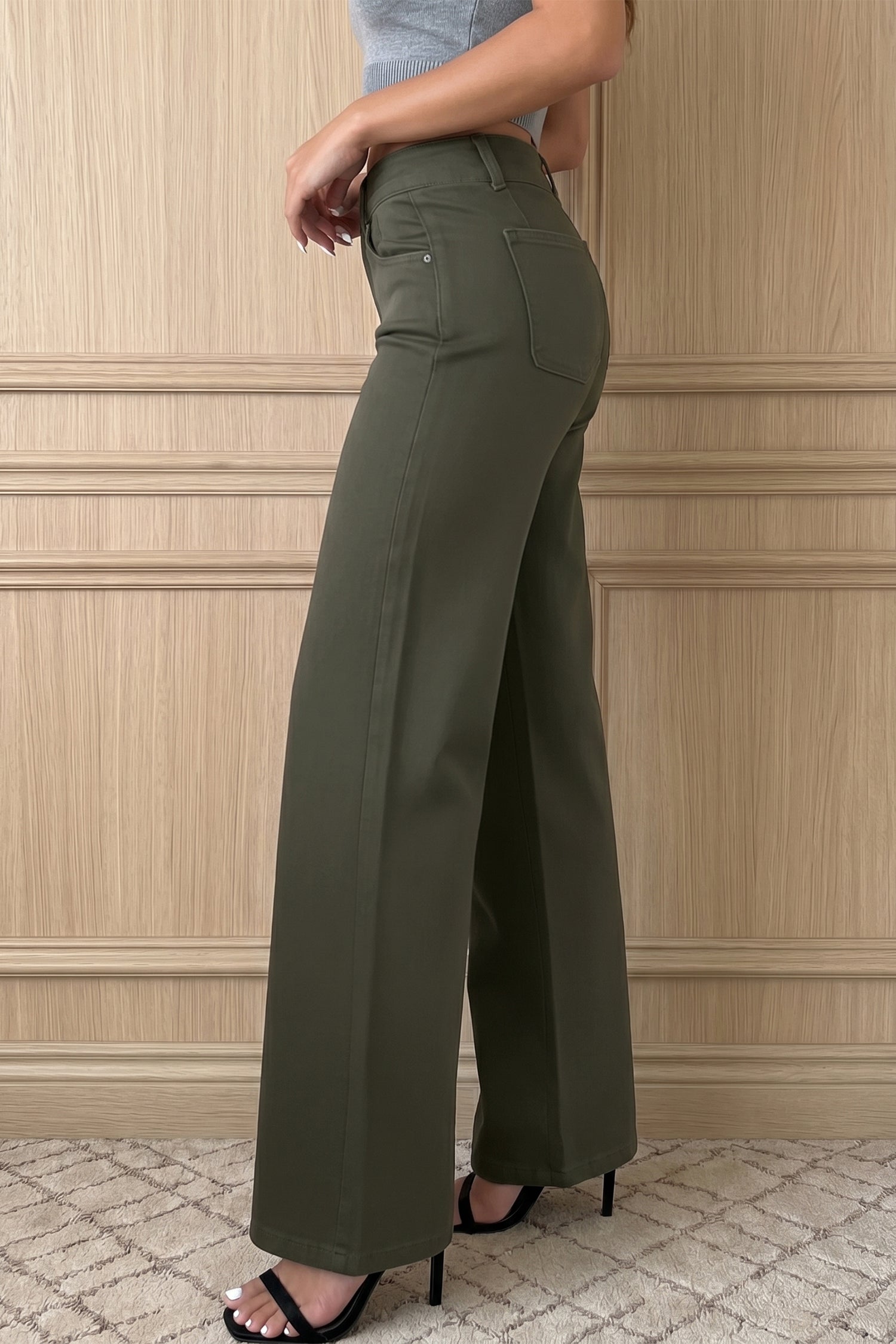 Jeans Mist Green a 2 bottoni a vita alta e gamba larga