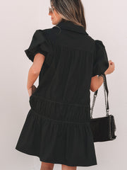 Robe chemise noire style chemise boutonnée, manches bouffantes, ourlet à volants - Image de mode féminine 2 - Miniatuur