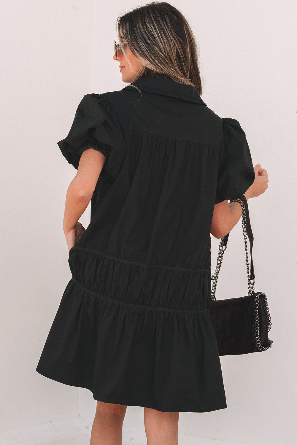 Robe chemise noire style chemise boutonnée, manches bouffantes, ourlet à volants - Image de mode féminine 2