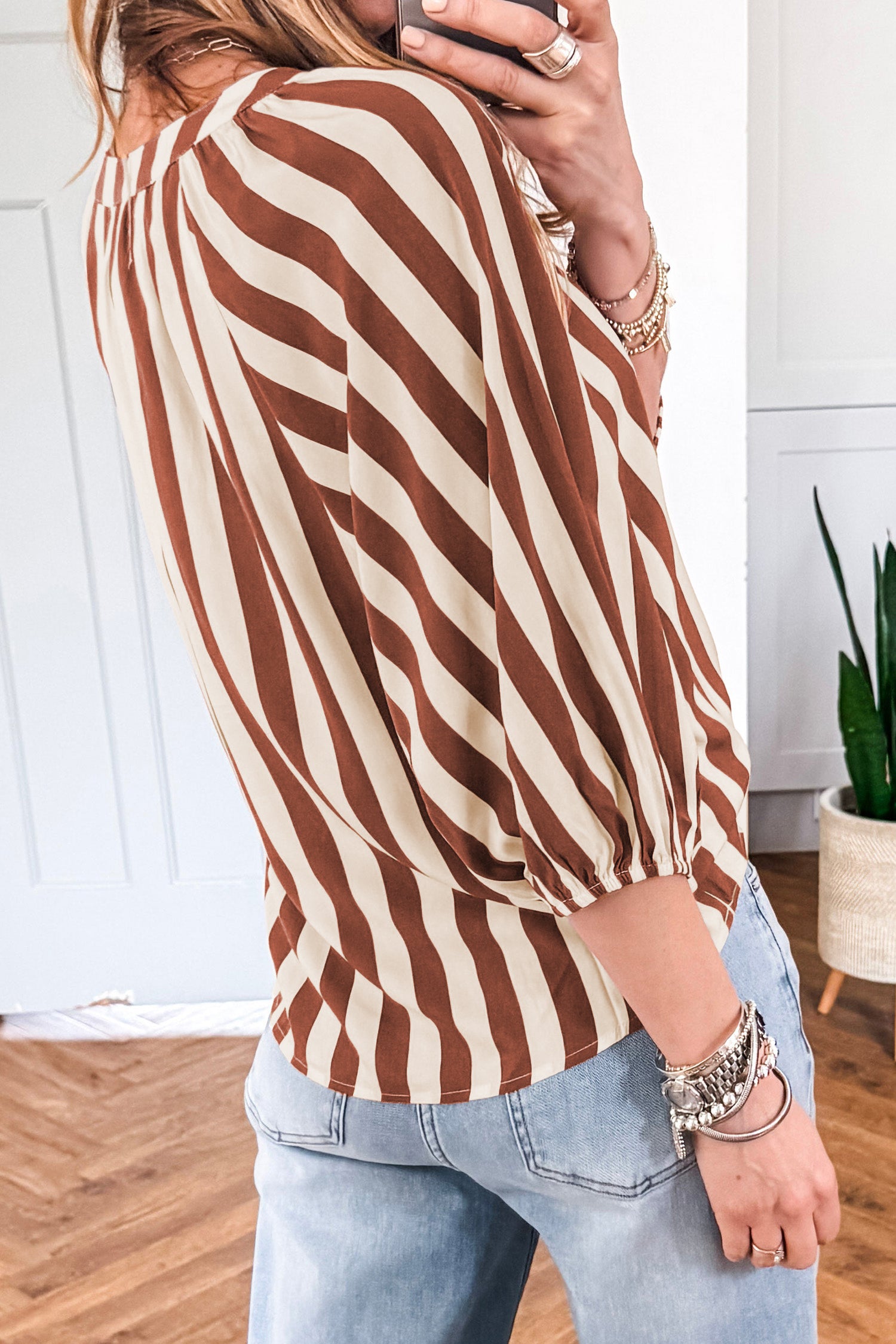 Braune Bluse mit V-Ausschnitt und halbärmeliger Legerbluse